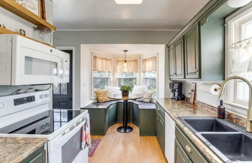 Updated and Charming! Waterloo Home with Patio - Foto 2