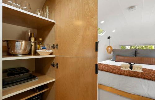 Luxury Airstream w hot tub, king bed, & grill - Foto 27