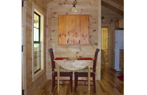 Cabin in the Treetops-Peaceful 1BR 20-Acre Rural Retreat-HotTub&WiFi near Asheville - Foto 5