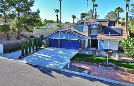 Beautiful Modern Home with Pool in Prime Strip Location - Foto 26