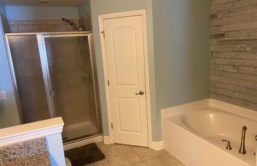 Gone Coastal! Large Heated pool home 30 min from beaches! - Foto 33