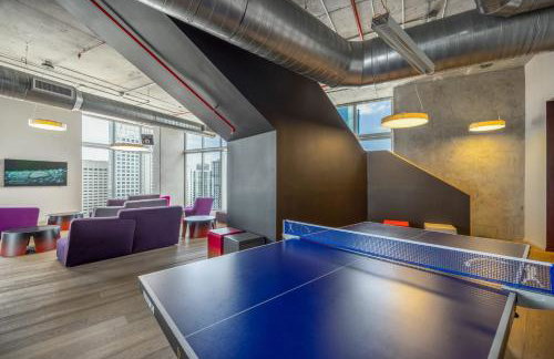 Vibrant Downtown Haven with Rooftop Pool & Parking - Foto 42