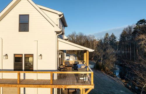 New Riverfront Home with Mtn Views - Foto 16