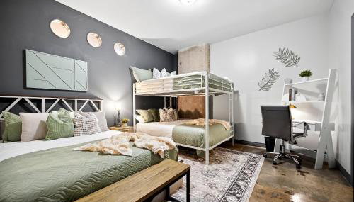 The Magnolia - Farmhouse Loft - Sleeps 10 - Valet - Foto 3