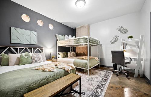 The Magnolia - Farmhouse Loft - Sleeps 10 - Valet - Foto 3
