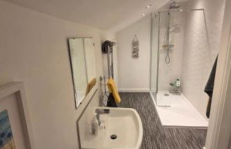 Modern and spacious 2 bedroom apartment with free parking - Photo 15