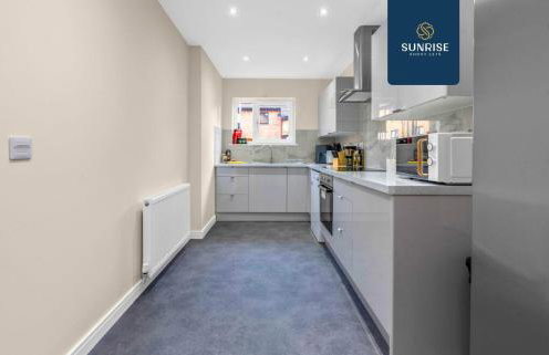 L1 - INVOICE and REDUCED PRICE only via SUNRISE SHORT LETS DUNDEE, Large 4 Bedroom House with 6 Beds and 3 bathrooms, TVs in each room, Free Parking, Fully Equipped, Local Amenities, Easy Ring Road Access, Special Rates and ONLY 9 Mins to STANNERGATE Port - Foto 20