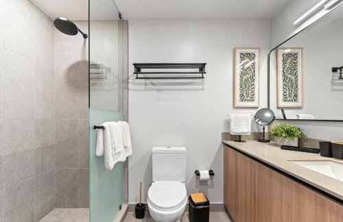 Downtown Condo with Den and Pool Access - Foto 33