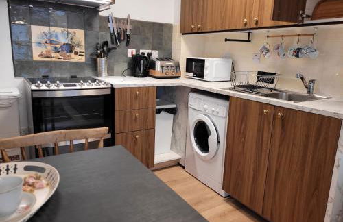 Near Heathrow T5 Slough Windsor sleeps 3-4 - Photo 17