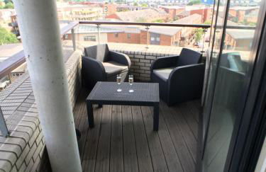 Modern 2 Bedroom Penthouse with Balcony & Parking - Foto 3