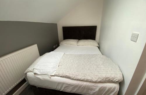 3- Bedroom House -Private Parking - contractors welcome- 2 Min M62 - Foto 23