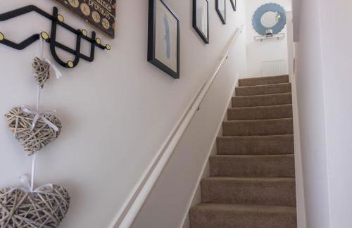 Modern 2 Bed House with Parking and Garden - Photo 9