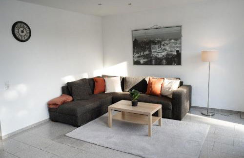 Moderne Doppelhaushälfte mit Garten & Terrasse I Free Wifi I Free Parking - Foto 13