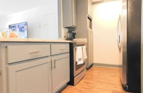 Q4 Professionally decorated upstairs beautiful soothing colors close to back pool - Foto 27