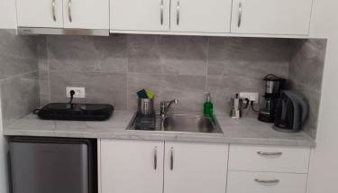 Aithra Studios - Photo 2, stove