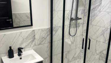 Spacious & Stylish Self Contained Studio Apartments - Foto 5, Shower