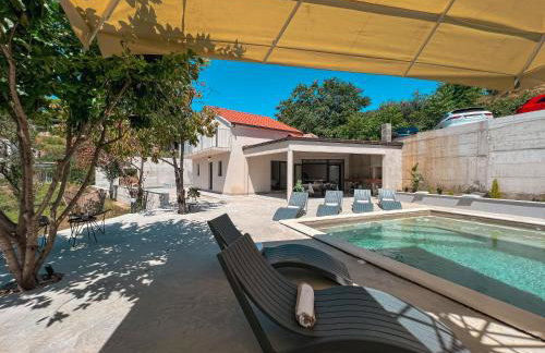 Mediterranean Oasis Seaside Villa with Pool - Foto 3