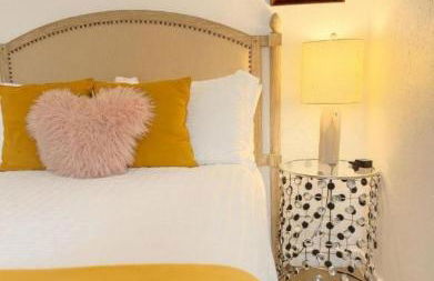 Longhorn Home with King Bed & Rain Showers Walk to DT Activities, Lake & Eateries - Foto 24