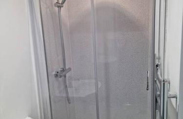 5 bedroom house - Cheshire Oaks - Photo 9