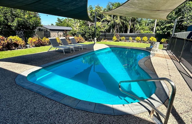 Rosewood Rustic Refuge Pool Outdoor Dining Backyard - Foto 5