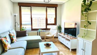 El pisín de Goya: piso luminoso con garaje a pie del centro de Oviedo. - Foto 4