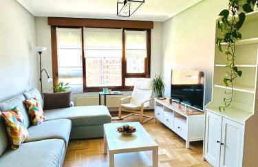 El pisín de Goya: piso luminoso con garaje a pie del centro de Oviedo. - Foto 4