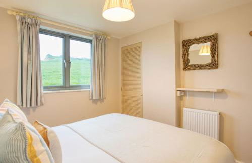 Beautiful Seaside Holiday Home - Photo 12