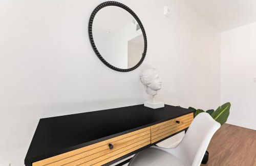 Unique 1-Bedroom DTLA Escape with City Views - Foto 13