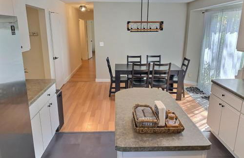 The Sawyer Hideaway - 3BR 2B with Hot Tub & Fire Pit - 5 mins to beach - Photo 16