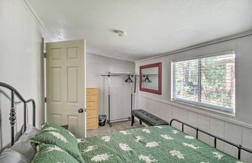 2 Mi to Rainbow Lake Woodsy Retreat with Deck! - Foto 13