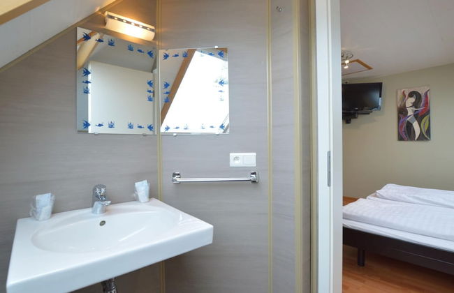 Spacious Home With Garden - Photo 21