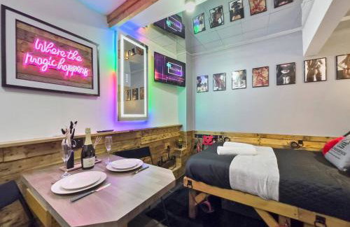 Kinky Kabin w Hot Tub, Sauna and Rooftop Garden - Foto 9