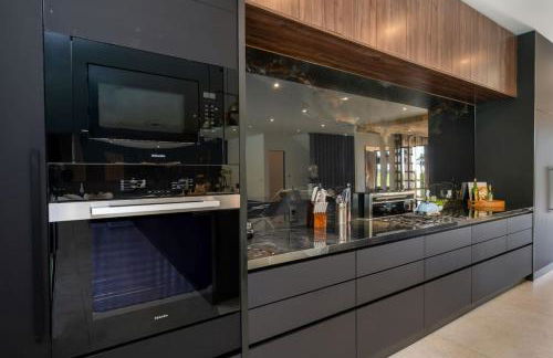 Luxury 6BR Beverly Hills Villa with Pool and Views - Photo 46