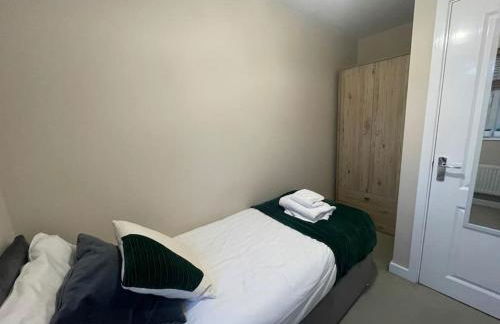 Spacious 4 Bedroom, 3 Bath House by Jesswood Properties Contractors, Business and Leisure with Free Parking and WIFI - Foto 30