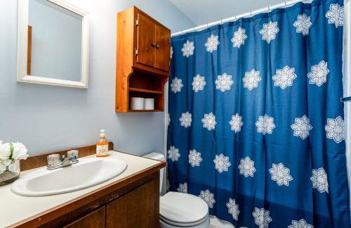 Mountain cabin w hot tub & deck views - Photo 11