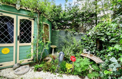 Cosy Garden Accommodation, Private Hot Tub & Four Poster Bed - Photo 9