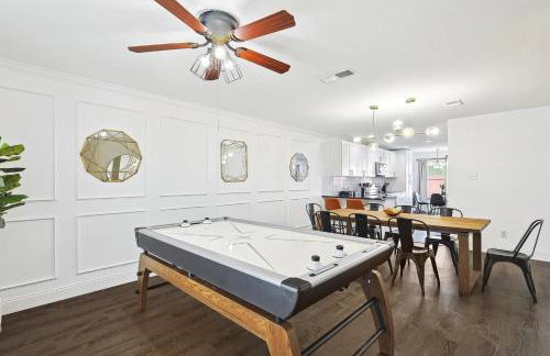 Modern Comforts & Classic Charm w Pool 5BD - Foto 10