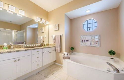 Paradise Escape Luxury Pool w/Game Room King Bed - Foto 12