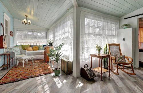 Timeless Pineview Cottage Hot Tub & Pet Friendly - Photo 2