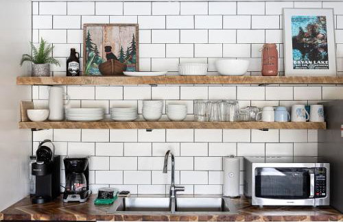 Bryan Lake Oasis in Downtown Lake Ann - Foto 42