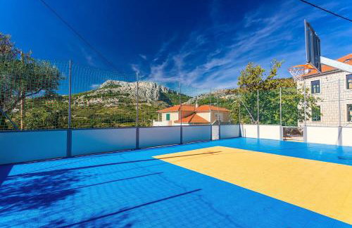 VILLA CVITA is a modern 5-bedroom villa with a Jacuzzi, a Gym and Finnish Sauna, a heated pool, and amazing views - Foto 39