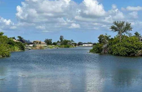 Newly built Villa Ballerina with heated pool and incredible view into beautiful Arrowheadcanal - Photo 17