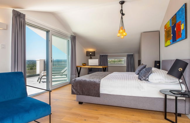 Villa with Swimming Pool, Outdoor Kitchen, Sauna, Hot Tub, Play Area, Sea View - Foto 47