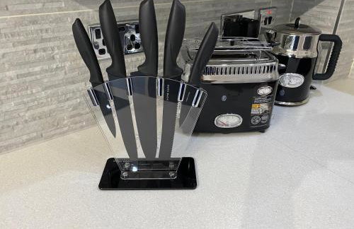 Modern Spacious 1 Bed Apartment with Free Parking in Trendy Inner London Suburb 15 mins walk to Victoria Line Underground then 20 mins to Oxford Street "West End of London" or 10 mins walk to Overground and 10 mins to London Liverpool St "City of London" - Foto 57