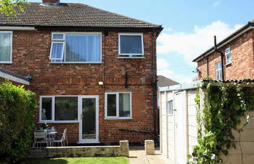 Aisiki Stays Apartments at Hillingdon, 3-Bedroom & 2-Bathroom, Pet-Friendly House with Garden, King or Twin Beds with Free WiFi and Parking Space - Foto 21