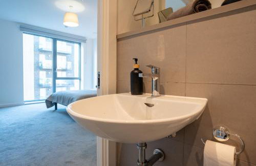 Central Wembley Stadium Luxe Stay with Pool Table - Foto 11