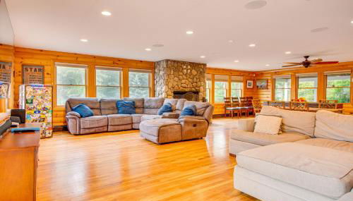 Spacious Belmont Home w/ Seasonal Pool & Grill - Foto 3