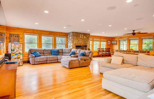 Spacious Belmont Home w/ Seasonal Pool & Grill - Foto 3