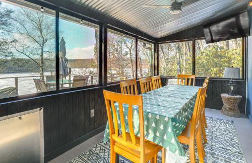 Lakefront Cottage with Dock, Hot Tub and Fire Pit - Foto 9