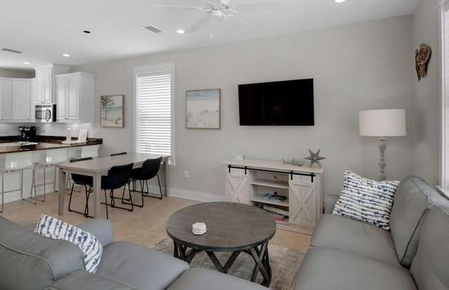 Beach Cottage w/ Backyard Oasis - Quiet Neighborhood in BMB - Foto 1